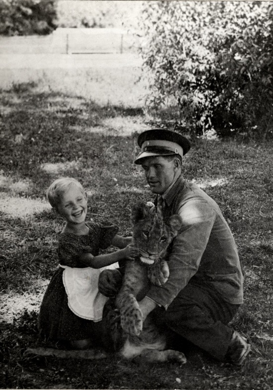 11.Djevojčica i timaritelj s lavićom