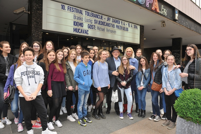 Djeca ispred Edukacijskog jutra s Brankom Lustigom