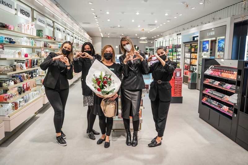 Dijana Bičanić voditeljica regije Dina Akšamija referent u marketingu i Douglas tim na otvorenju novo uređene Douglas parfumerije