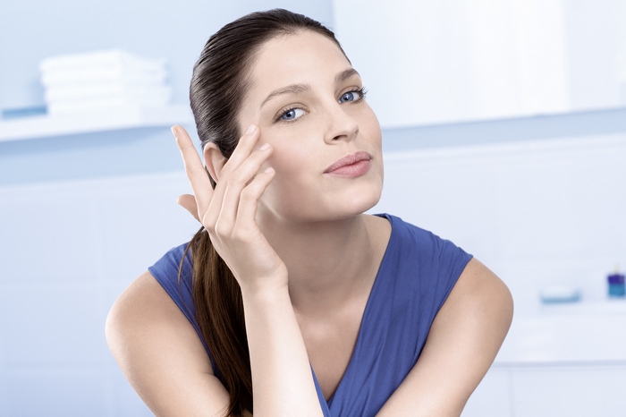 NIVEA moisturizing anti wrinkle Woman brunette w hand POS