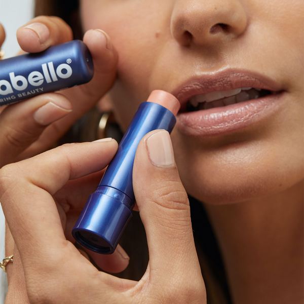 Labello Caring Beauty 2u1 Nude balzam za usne1