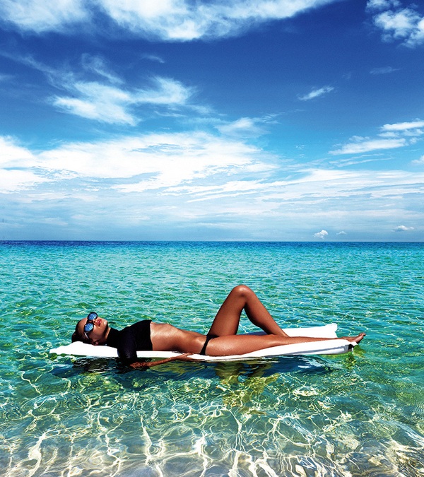 Annabel-wears-Neo-Noir-Lilo cr