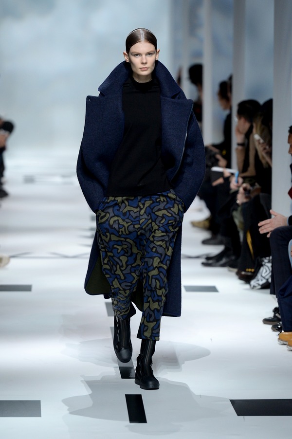 533437873FB00016 Y 3 Runway