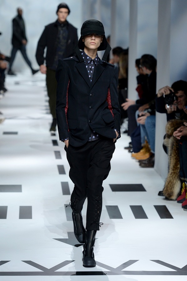 533437873FB00019 Y 3 Runway1