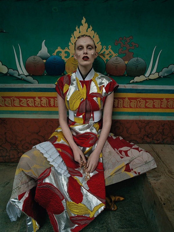 karen-elson-tim-walker-british-vogue-may-2015-05