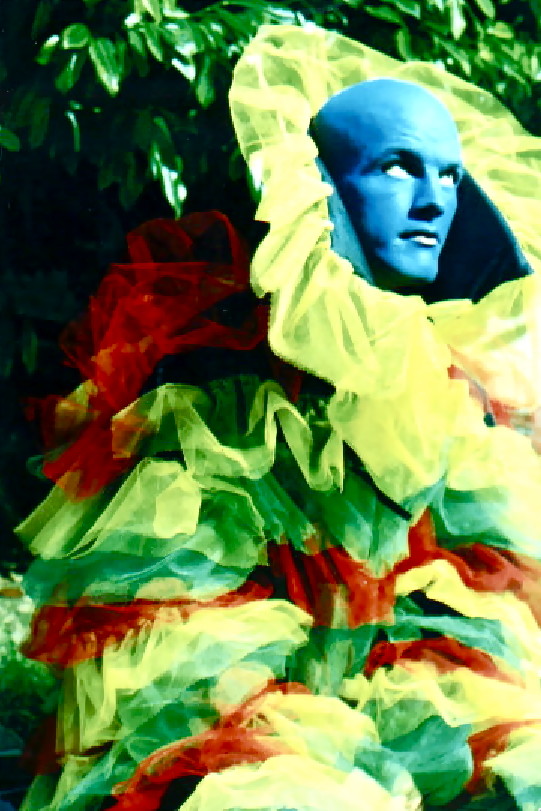 foto Massa Vukmanovicc  perfomansa povodom otvaranja izlozzbe ZEMLJA CcUDA slikarice graficcarke  Vesne santakSC