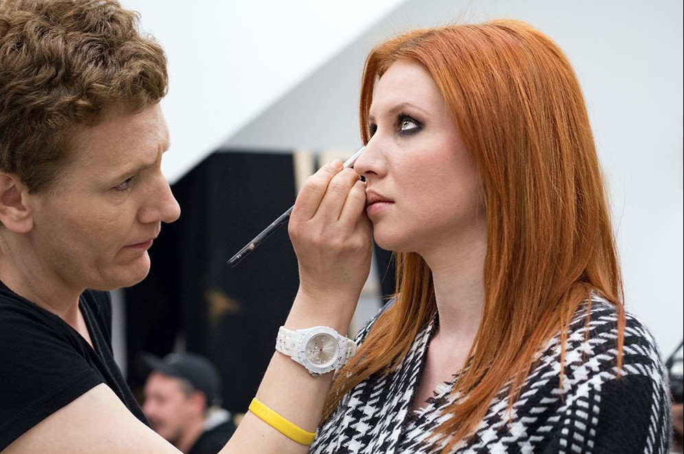 fotograf Robert Ballon iza pozornice 10.MODNOG ORMARA 