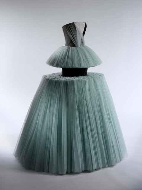 01-ball-gown-viktorrolf-spring-2010