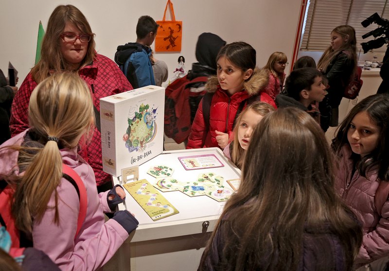 Izlozba Neka odrastanje bude djecja igra 3