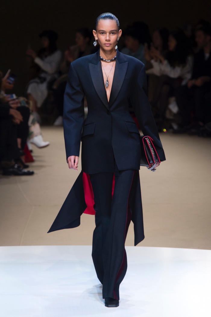 Alexander McQueen Fall Winter 2018 Runway01