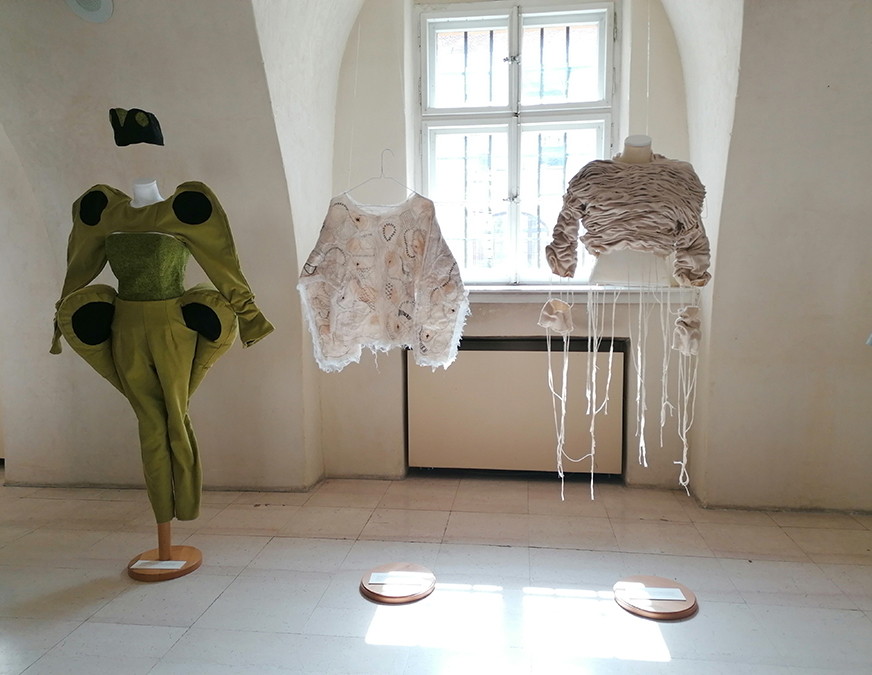 OD SKICE DO KOSTIMA 14 AUTOR KOSTIMA Dora Mašanovićlijevo Anđela Lovrićsredina Josipa Primoracdesno FOTO Đ. KOCIJANČIĆ