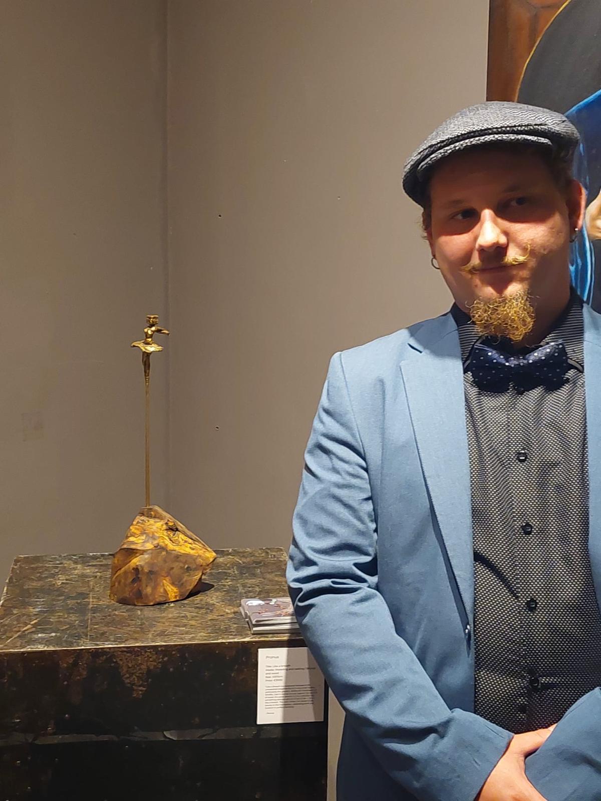 Teo Herceg u Europskom muzeju moderne umjetnosti MEAM u Barceloni sa svojim kipom Kao za broš