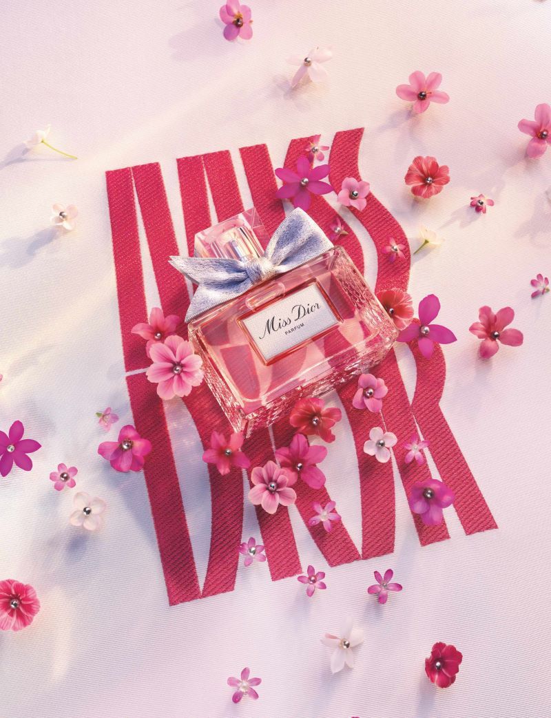 F872 LOVE ATELIER 25 P01F HERO MISS DIOR PARFUM CROP L4 F39