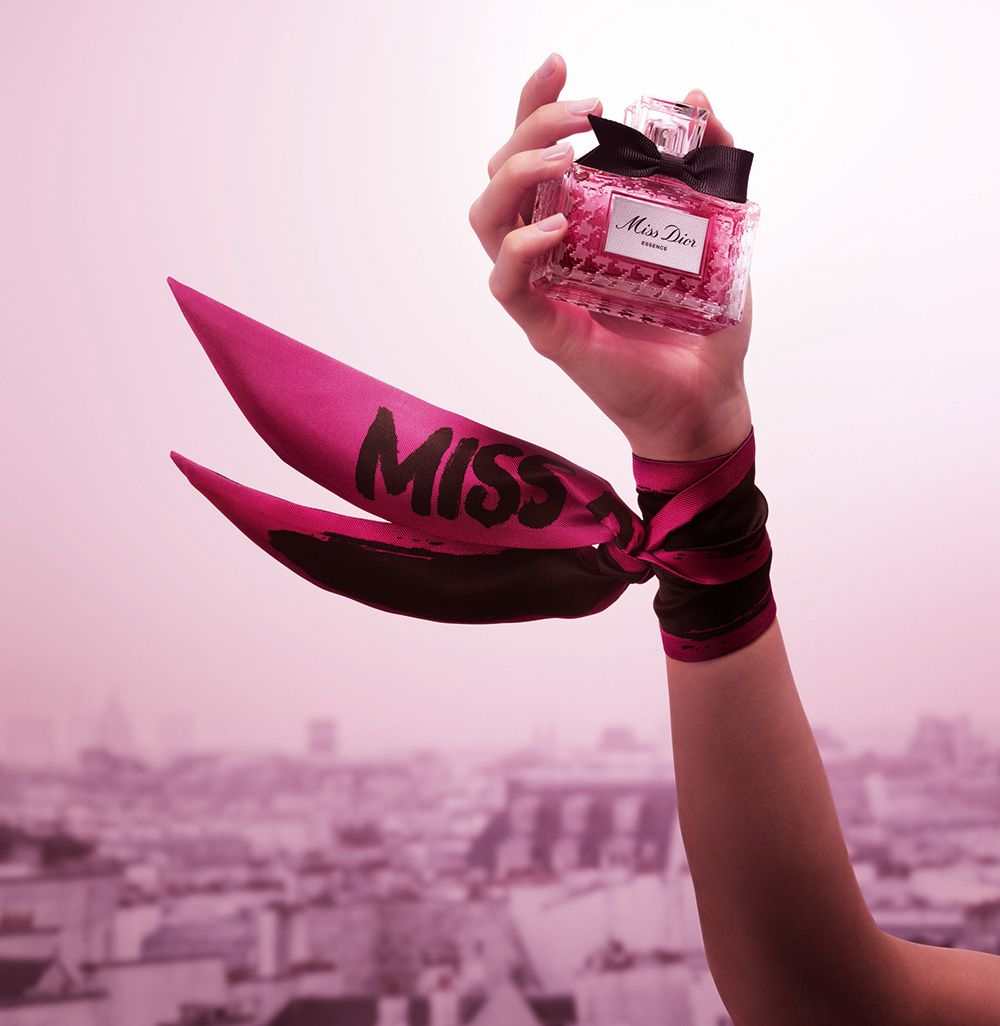 F106 MD ESSENCE 25 D10B Main foulard V05 MD F39