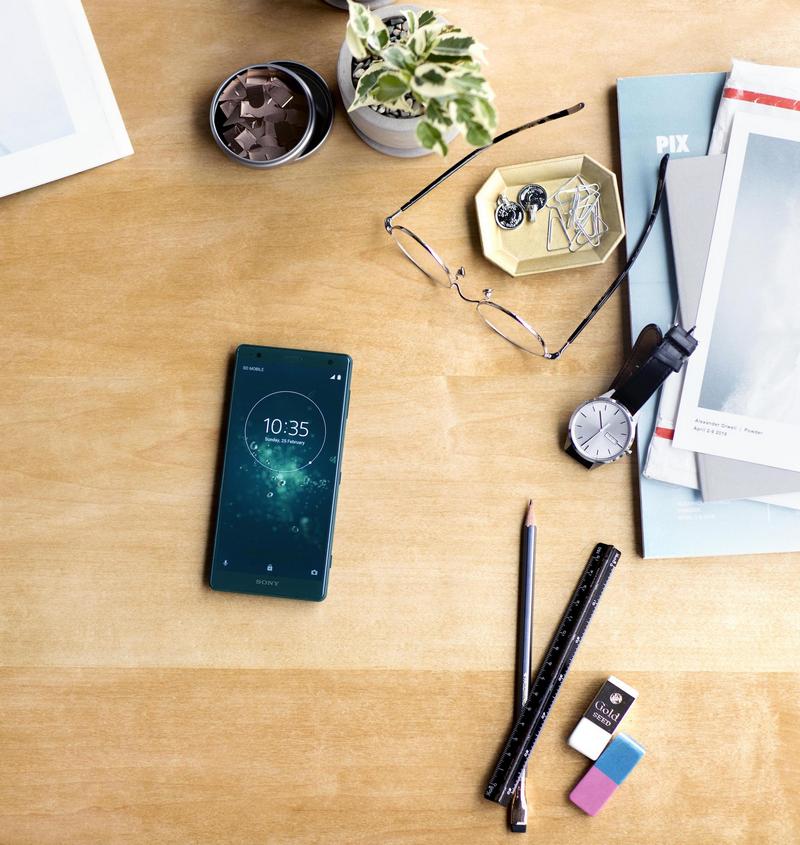 04 Xperia XZ2 Deep Green Display cr