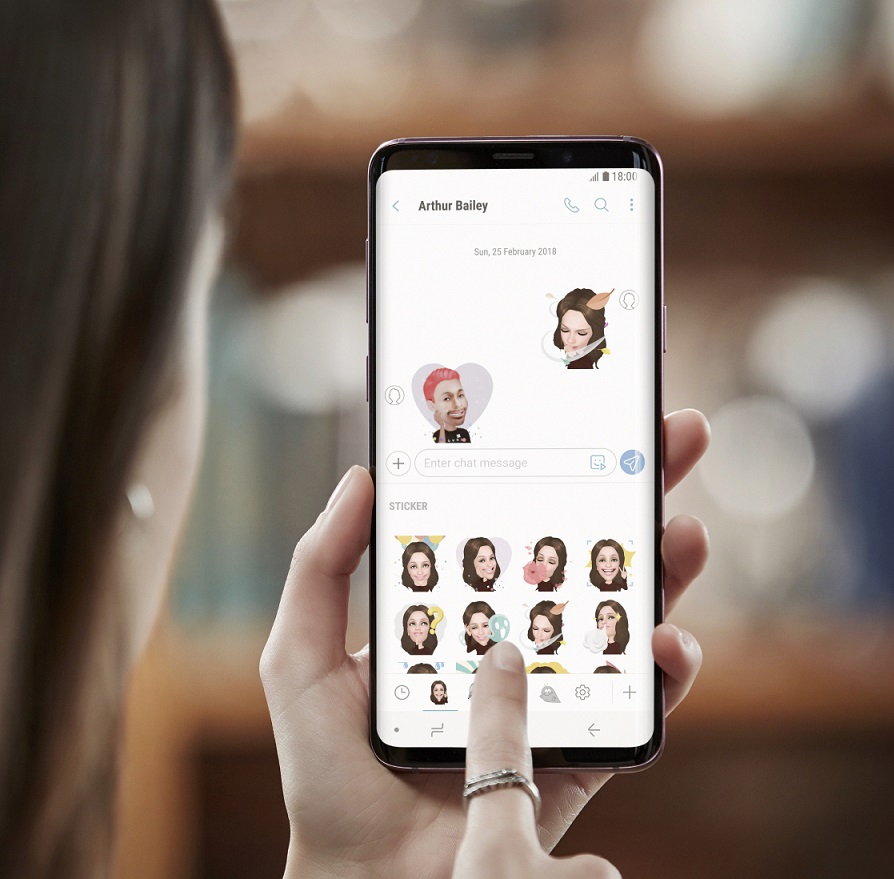 04 Xperia XZ2 Deep Green Display cr