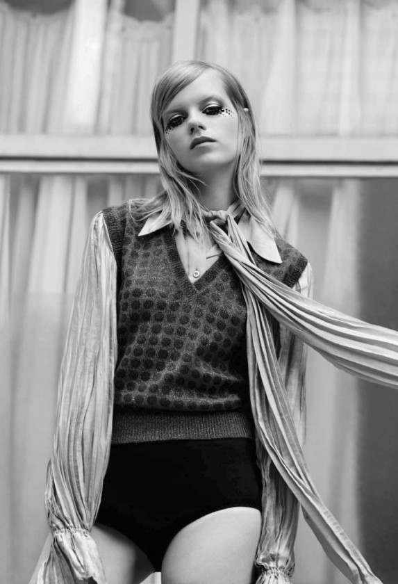 varya-shutova-isabella-emmack-kadri-vahersalu-by-ben-toms-for-vogue-italia-august-2015-7-1-573x840