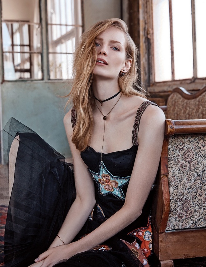 Annemara Post Model02