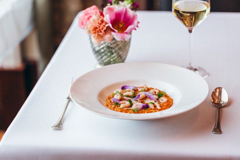 Kremasti rižoto s kremom od pečenih rajčica i komorača jadranske kozice ulje od bosiljka 3