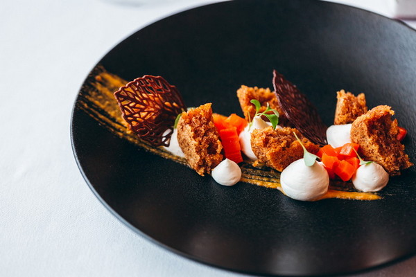 Sočni biskvit od mrkve i naranče krema od rikote i citrusa prženi badem 2