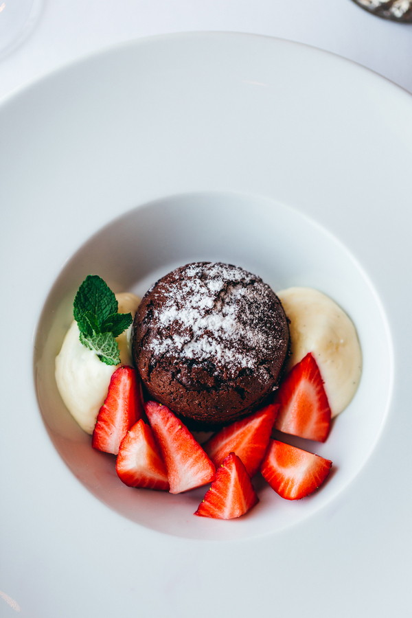 Topli čokoladni kolač sa svježim jagodama krema od vanilije i mente 5